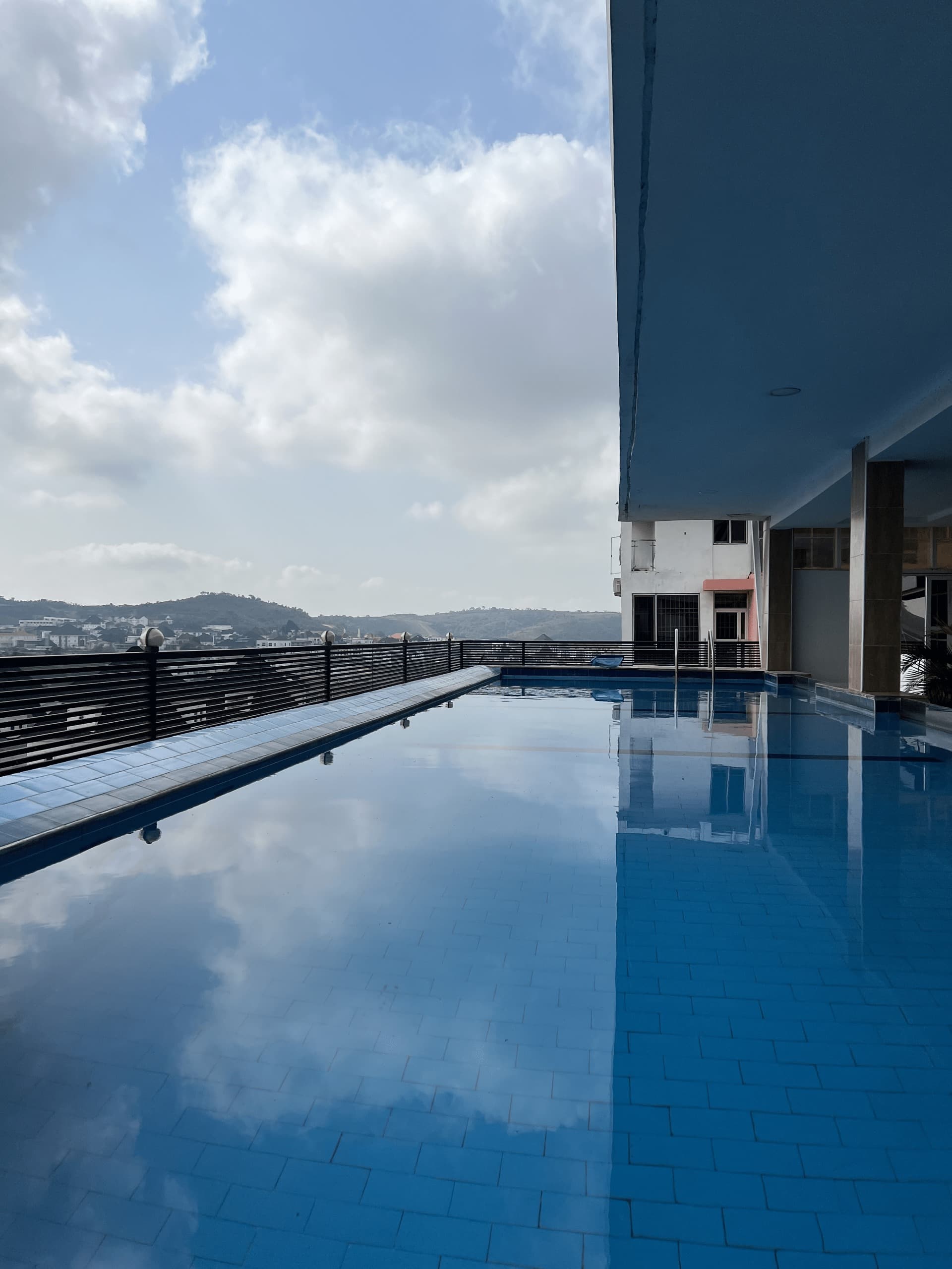 Aveon hotel rooftop pool4